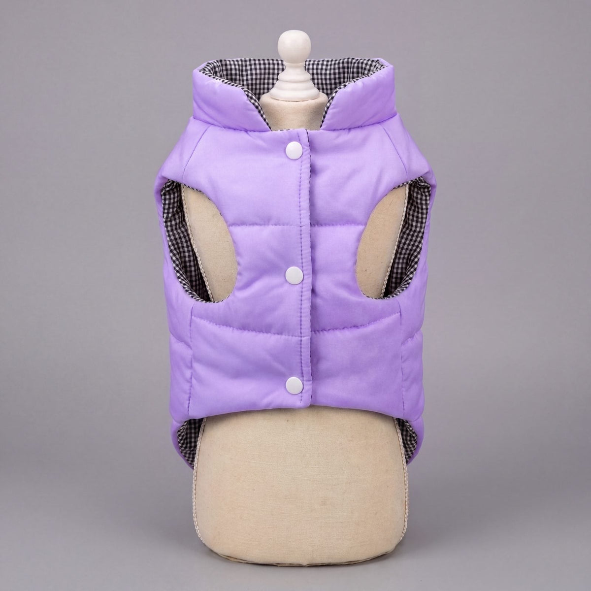 Doudoune violette pour chien avec harnais intégré présentée sur mannequin, fond gris