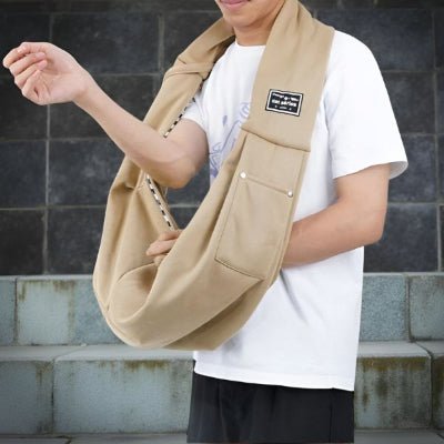 homme tenant un sac a dos chien vide couleur beige avec poche latérale visible – SnugCarry