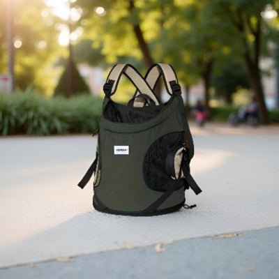 sac de transport pour chien packshot vert foret sur sol clair lumiere douce Hidreamâą