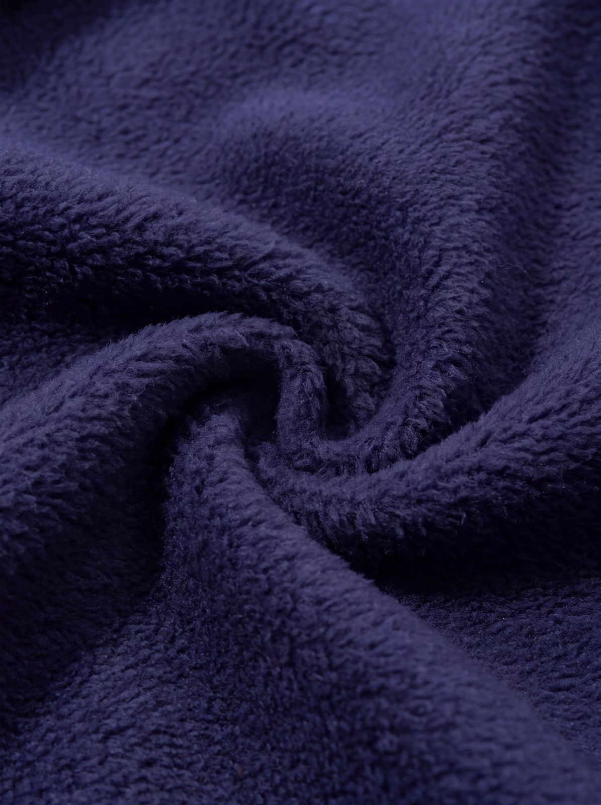 Gros plan sur la doublure polaire douce du sweat à capuche chien bleu marine