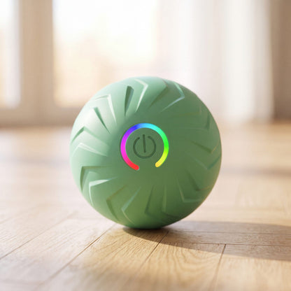 Balle pour chien rebondissante intelligente verte avec bouton lumineux, gros plan sur parquet
