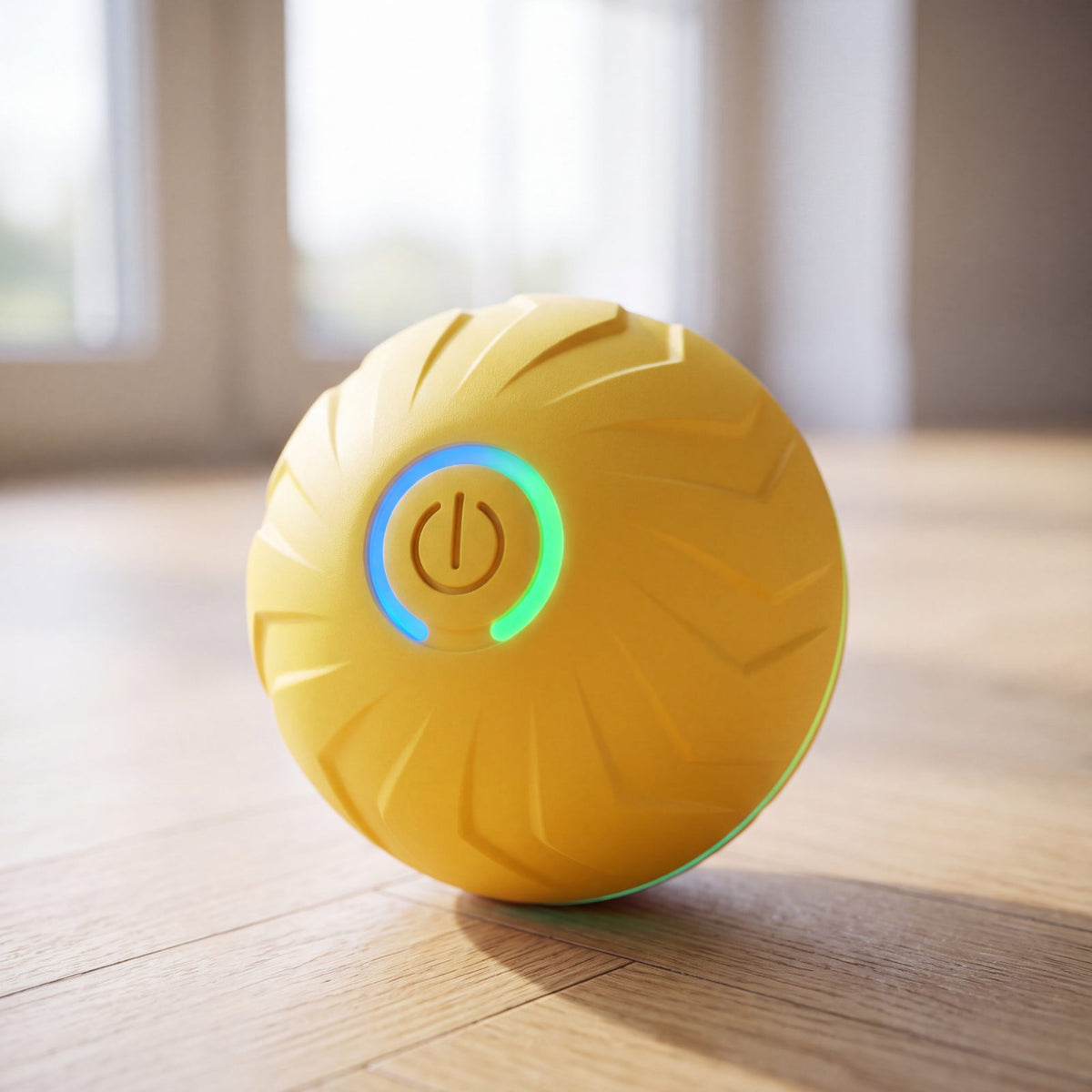 Balle pour chien rebondissante intelligente jaune avec bouton lumineux, gros plan sur parquet
