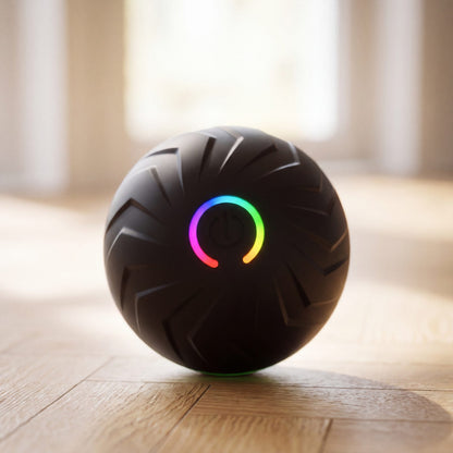 Balle pour chien rebondissante intelligente noire avec bouton lumineux, gros plan sur parquet