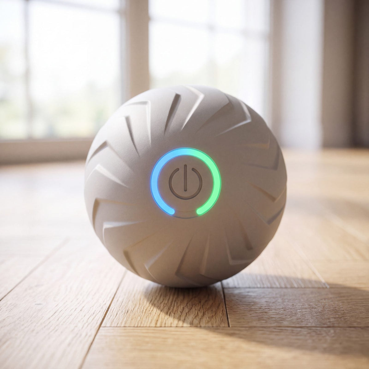 Balle pour chien rebondissante intelligente grise avec bouton lumineux, gros plan sur parquet