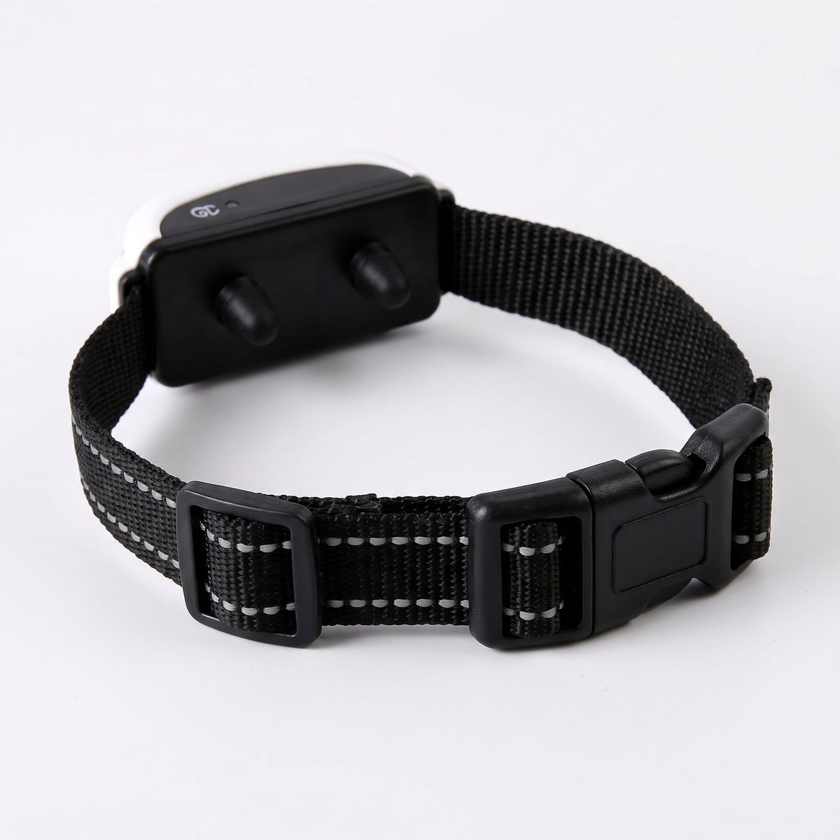 Vue de dos du collier récepteur de la clôture anti-fugue sans fil chien montrant les embouts de contact