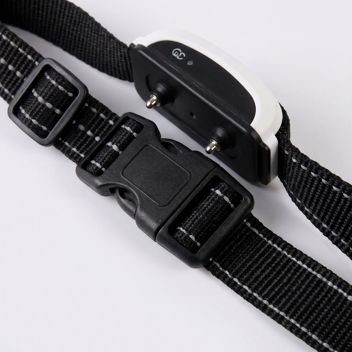 Vue de dos rapprochée du collier récepteur de la clôture anti-fugue sans fil chien montrant les embouts de contact