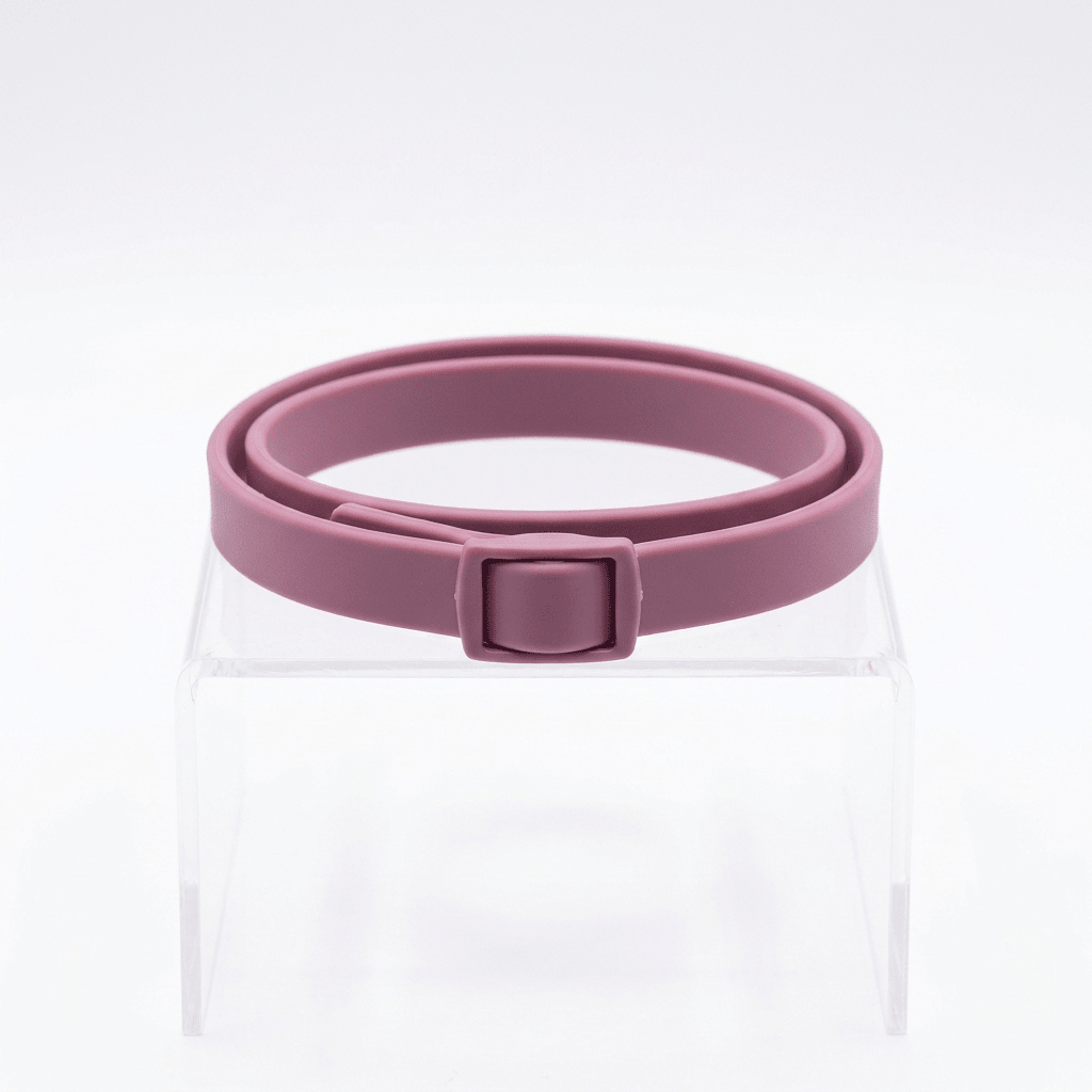 collier anti puce chien naturel mauve produit seul sur fond blanc