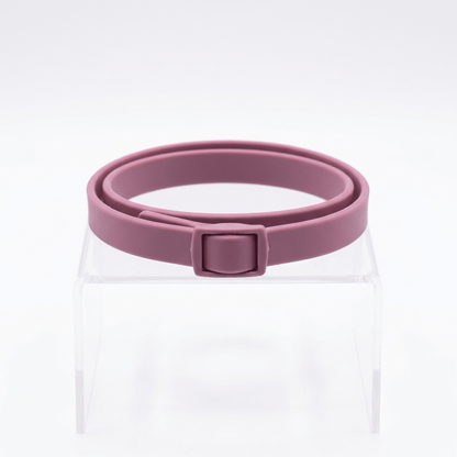 collier anti puce chien naturel mauve produit seul sur fond blanc