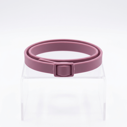 collier anti puce chien naturel mauve produit seul sur fond blanc