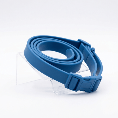collier anti puce chien naturel bleu produit seul sur fond blanc