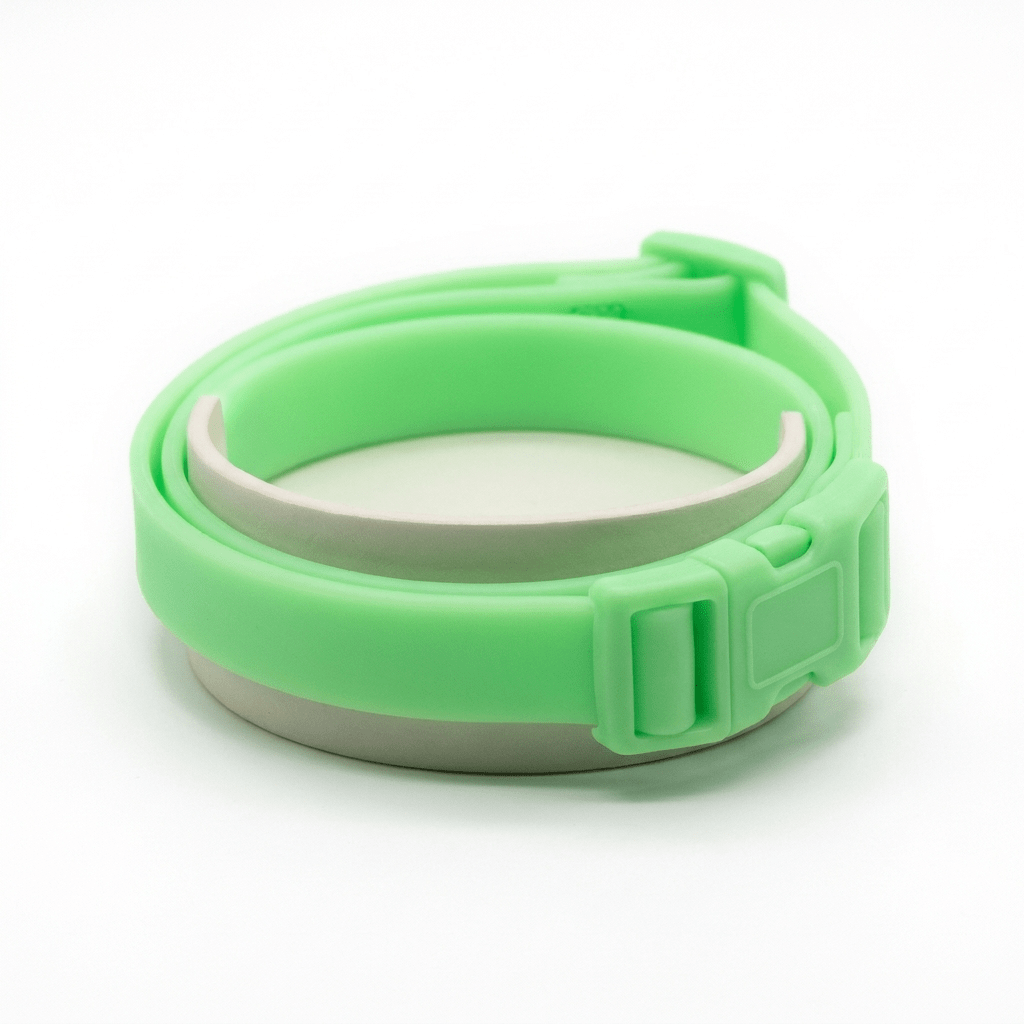 collier anti puce chien naturel vert phosphorescent produit seul sur fond blanc