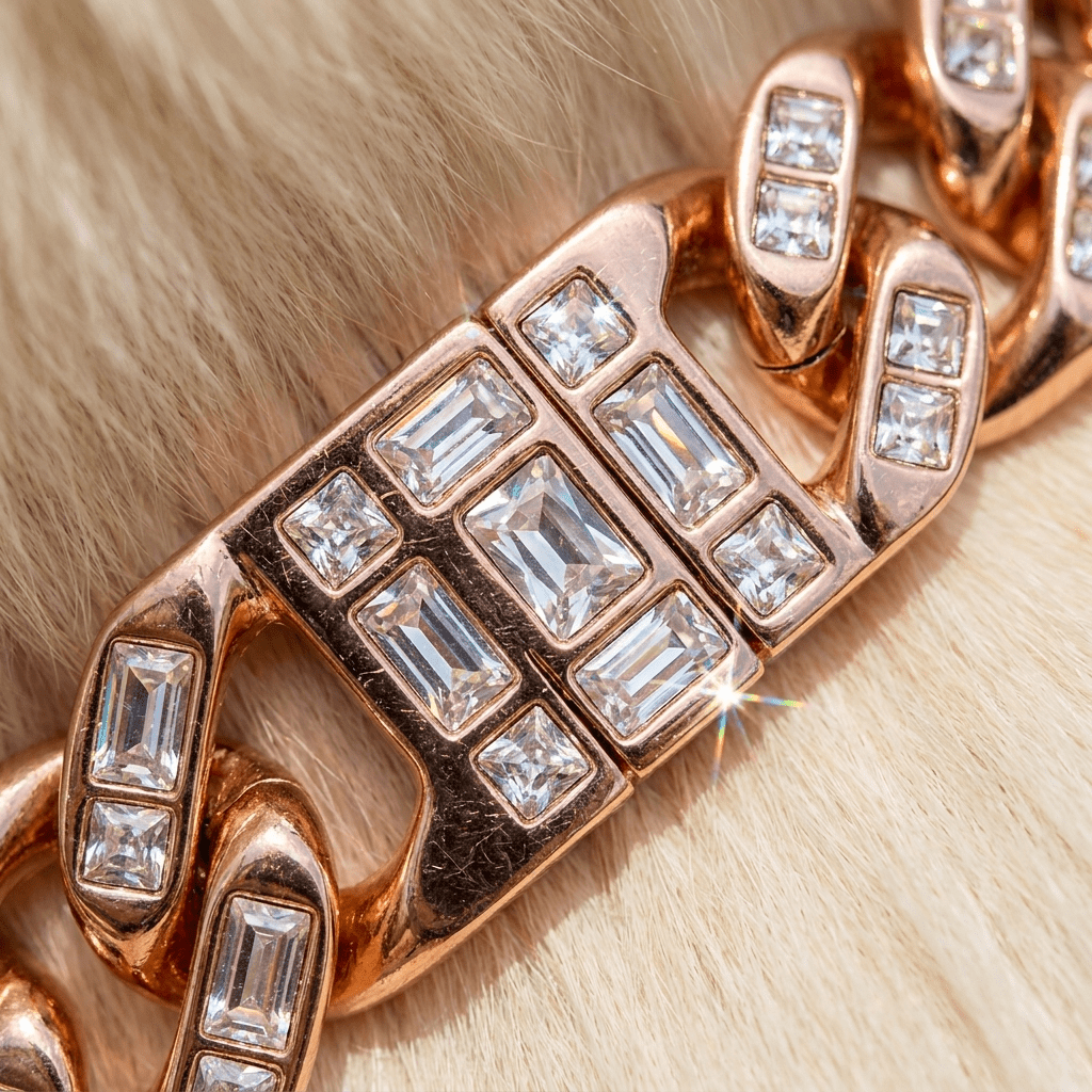 collier chaine chien maillons cubains gros plan incrustations strass or rose
