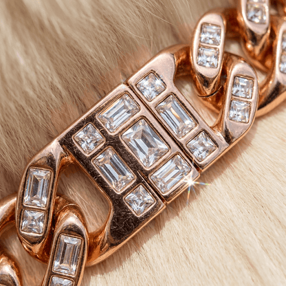 collier chaine chien maillons cubains gros plan incrustations strass or rose