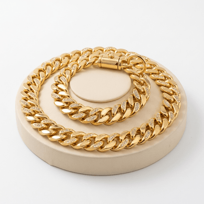 collier chaine chien maillons cubains or produit seul sur fond blanc