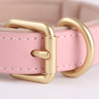 collier chien en cuir rembourre rose gros plan boucle et anneau dore