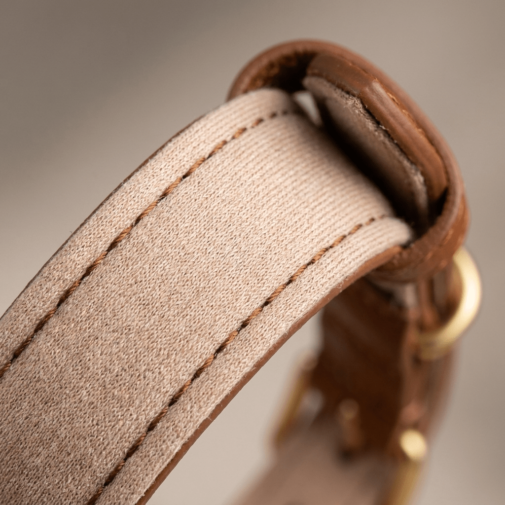 collier chien en cuir rembourre marron gros plan doublure interieure tissu