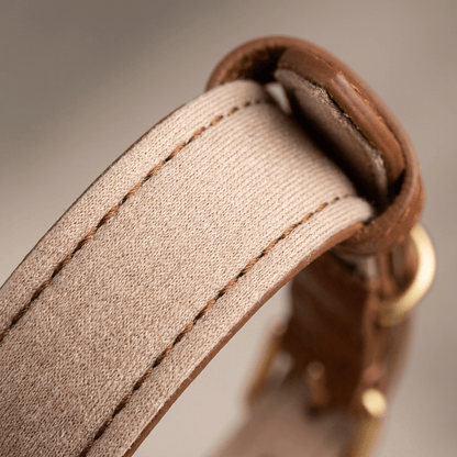 collier chien en cuir rembourre marron gros plan doublure interieure tissu