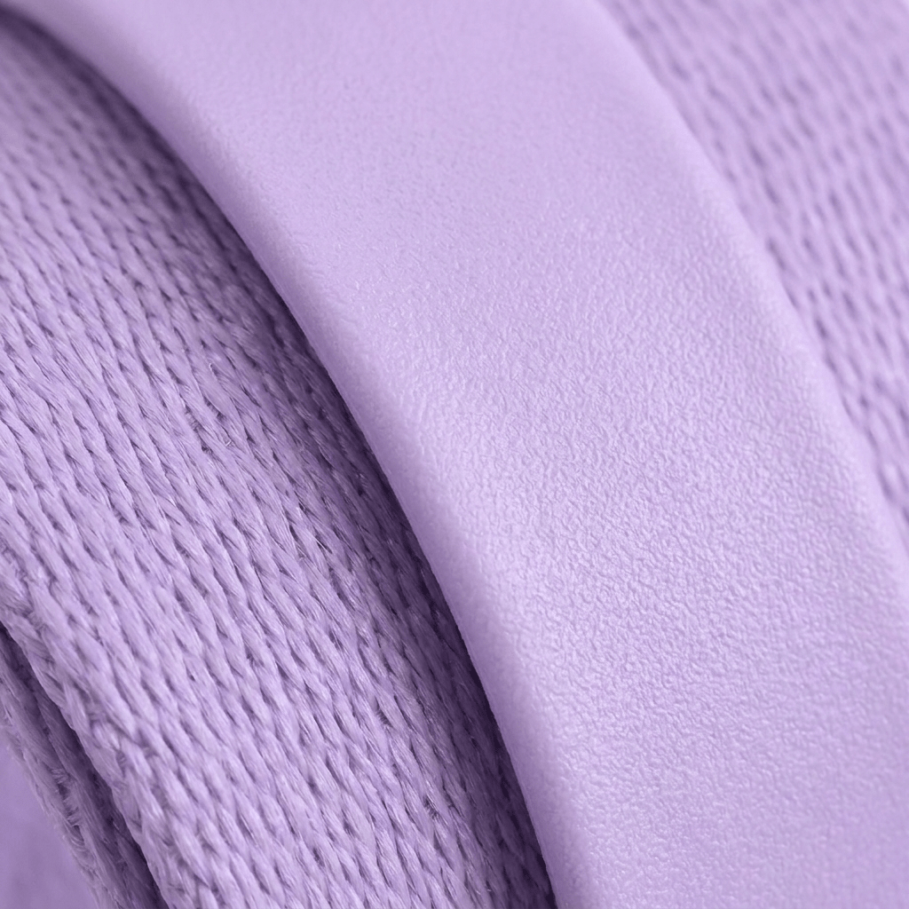 collier chien etanche violet gros plan texture pvc