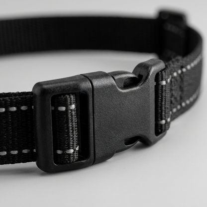 Gros plan sur la boucle de réglage et le tissu à mailles réfléchissant du collier de dressage chien à la citronnelle