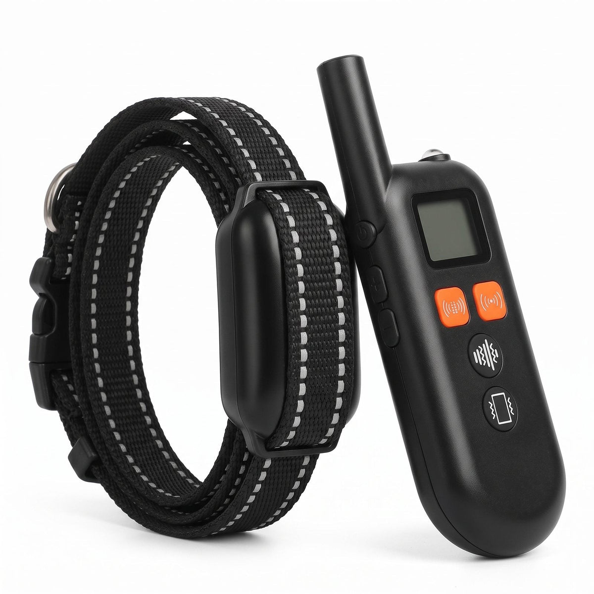 Collier de dressage chien ultrason sans choc et sa télécommande, vue de trois-quarts sur fond blanc