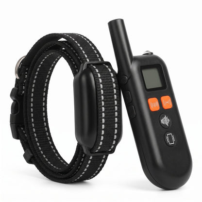 Collier de dressage chien ultrason sans choc et sa télécommande, vue de trois-quarts sur fond blanc