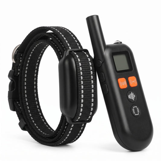 Collier de dressage chien ultrason sans choc et sa télécommande, vue de trois-quarts sur fond blanc