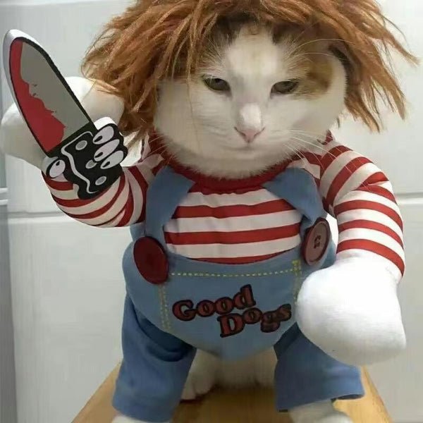Chat portant un déguisement pour chien style Chucky avec salopette bleue et faux couteau, costume drôle pour Halloween animaux