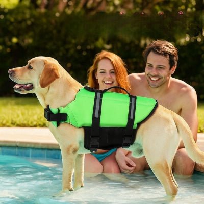 Gilet de sauvetage pour chien vert fluo dans une piscine avec couple souriant, moments partages AquaPattes