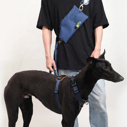 Maître portant une sacoche bleu marine assortie à la laisse et au harnais en Y HiDREAM de son chien