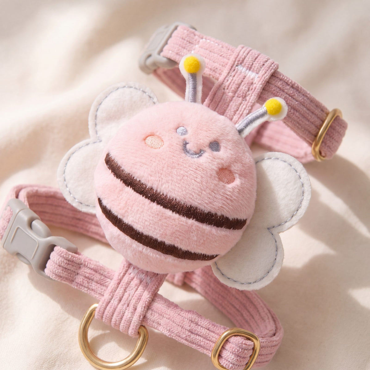 Gros plan sur l'abeille 3D en peluche du harnais petit chien rose en velours côtelé