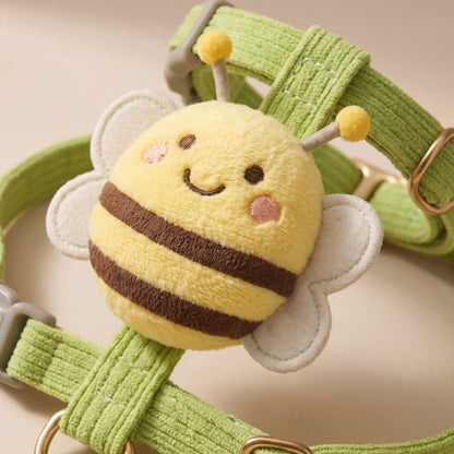 Gros plan sur l'abeille 3D en peluche cousue sur la sangle en velours côtelé vert pomme du harnais