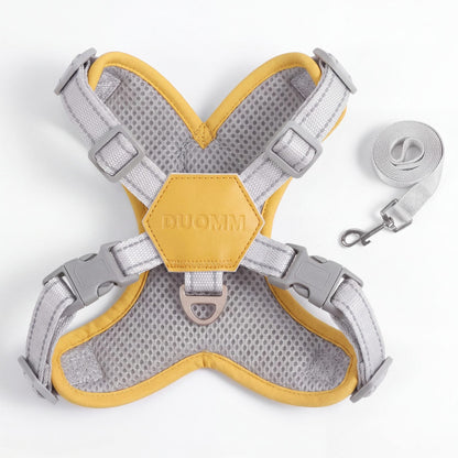 Harnais croisé jaune vu de l'intérieur sur fond blanc, avec la maille alvéolée grise respirante, le patch hexagonal et la laisse grise