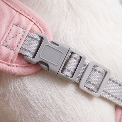 Macro de la boucle grise et du curseur de réglage du harnais croisé rose en sergé
