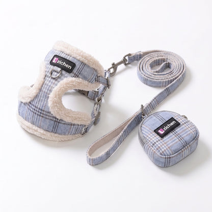 Ensemble harnais petit chien tartan bleu avec laisse enroulée et pochette assortie, vue à plat