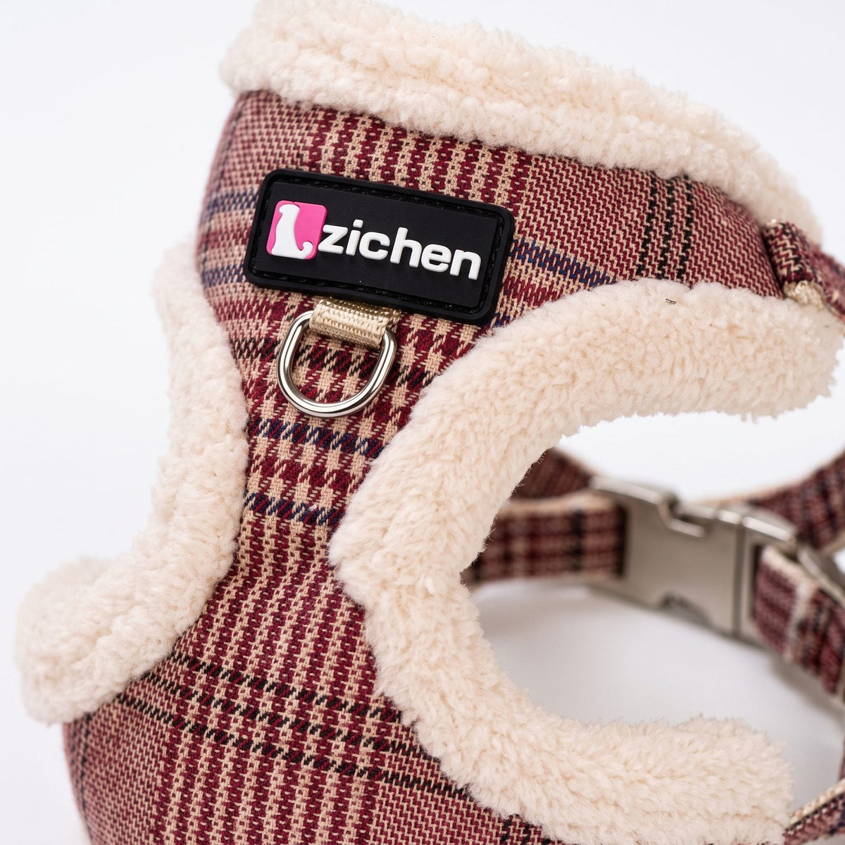 Gros plan sur la boucle de réglage coulissante du harnais petit chien tartan bordeaux