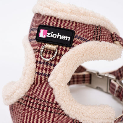 Gros plan sur la boucle de réglage coulissante du harnais petit chien tartan bordeaux