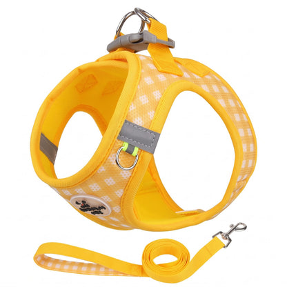 Harnais petit chien à carreaux jaune avec laisse assortie, présenté seul sur fond neutre