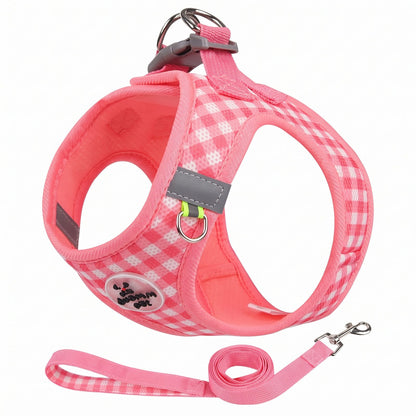Harnais petit chien à carreaux rose avec laisse assortie, présenté seul sur fond neutre