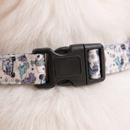 Zoom sur la boucle-clip du collier assorti, tissu imprimé dinosaures colorés en gros plan