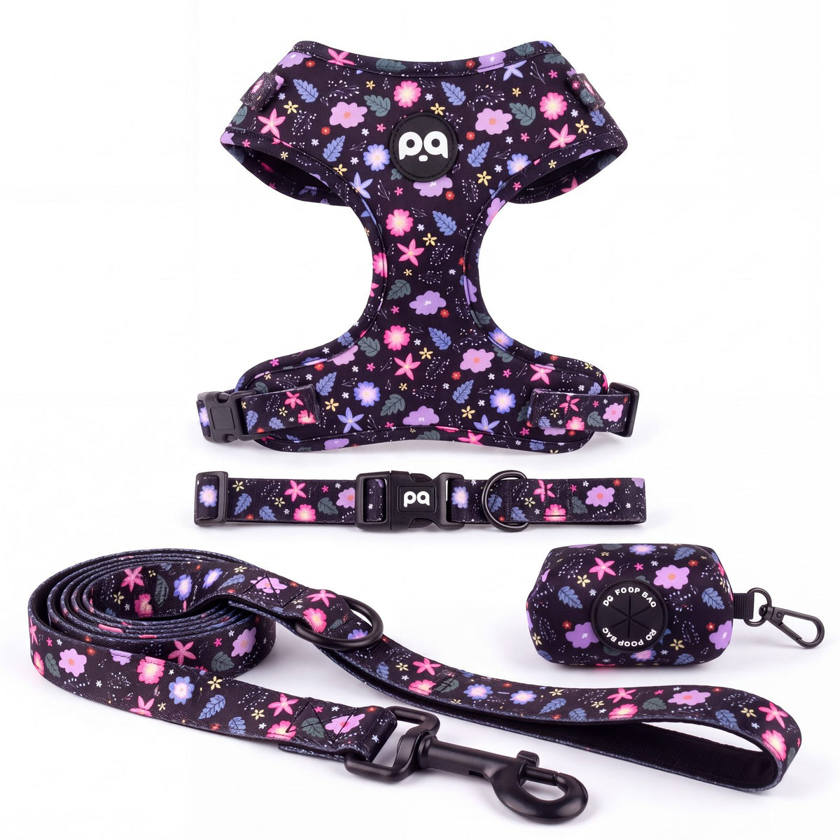 Harnais, collier, laisse et distributeur de sacs à déjections assortis pour petit chien, imprimé floral multicolore sur fond noir, présentés seuls sur fond blanc