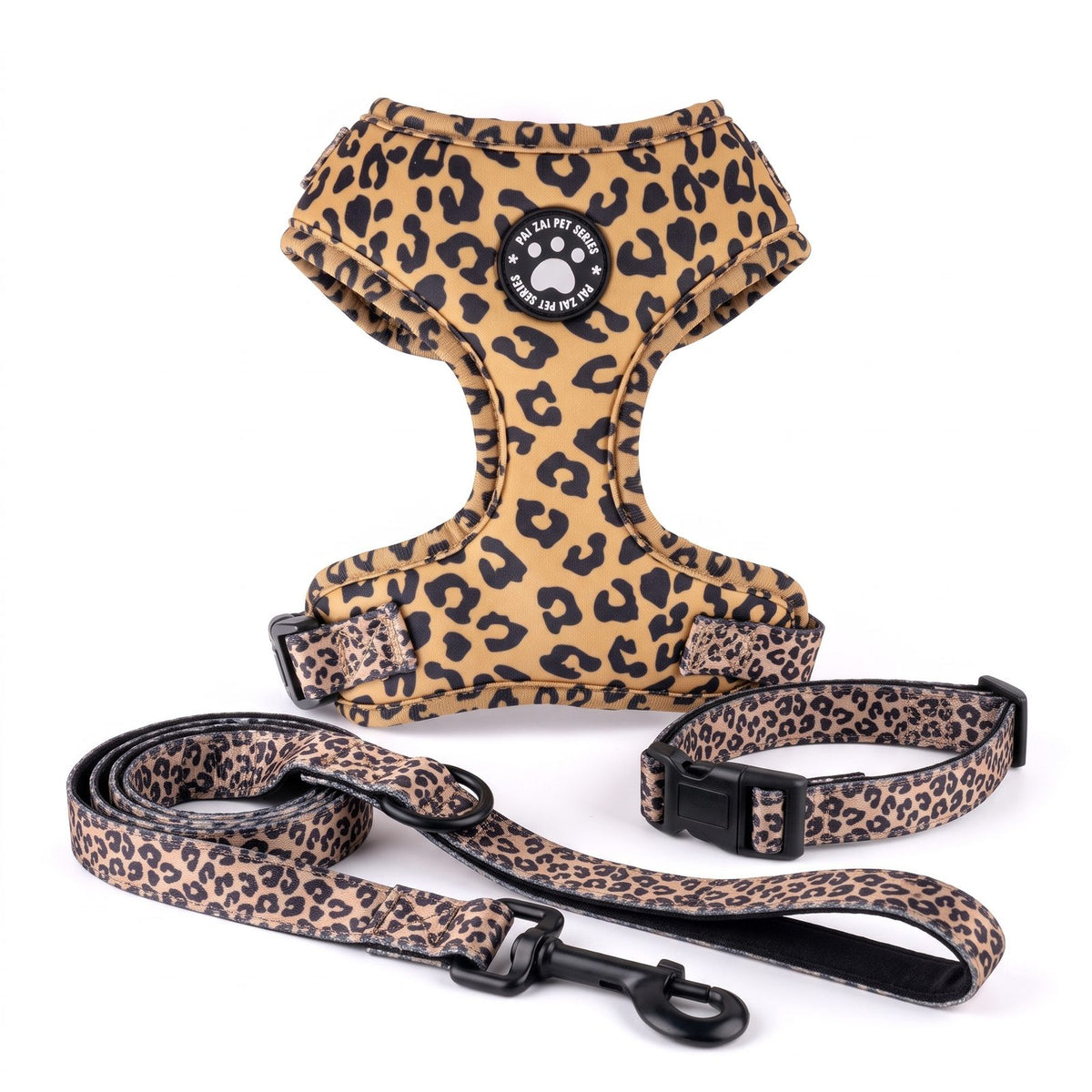 Ensemble harnais, collier et laisse pour petit chien imprimé léopard, vue de dessus sur fond blanc