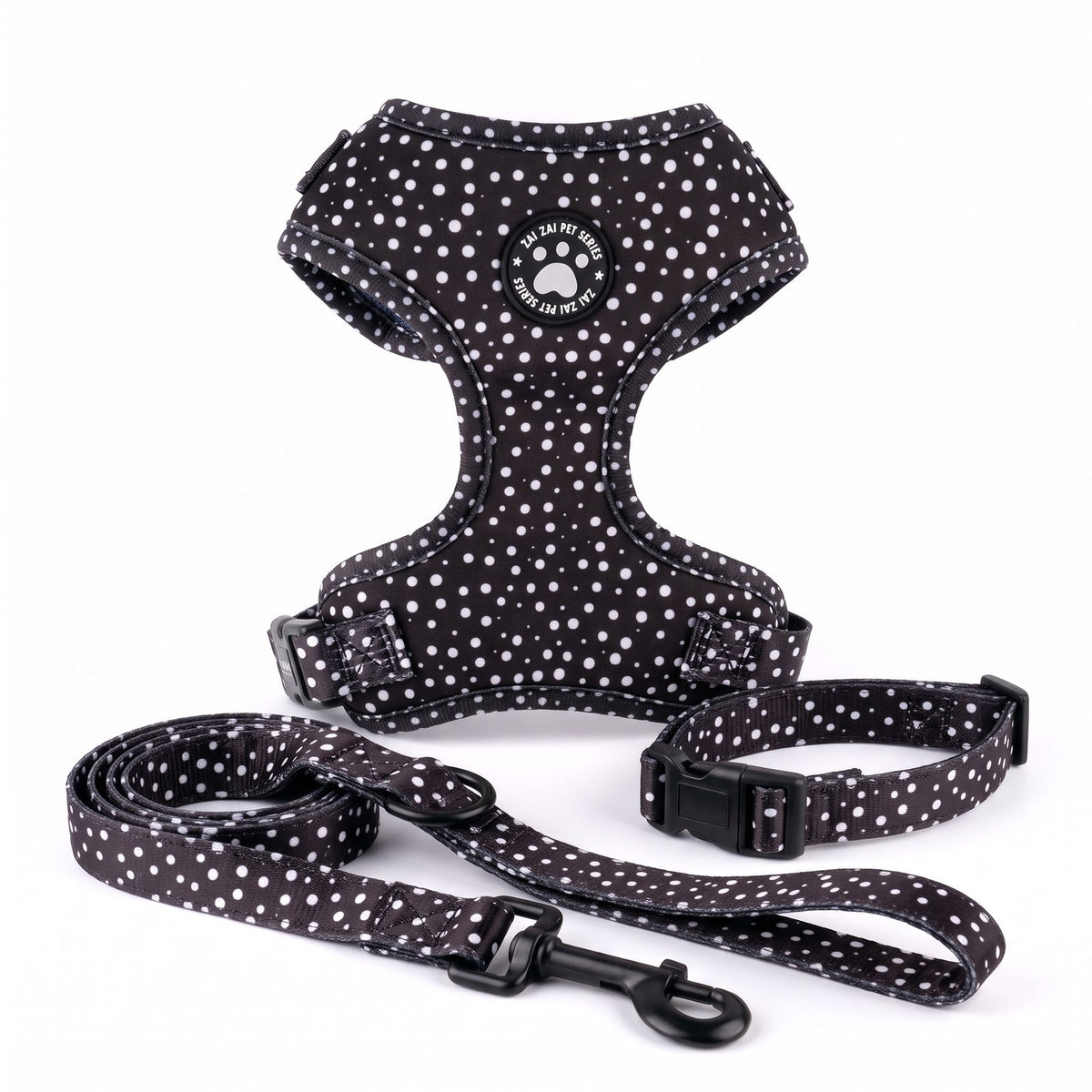 Ensemble harnais, collier et laisse pour petit chien imprimé pois noir, packshot sur fond blanc