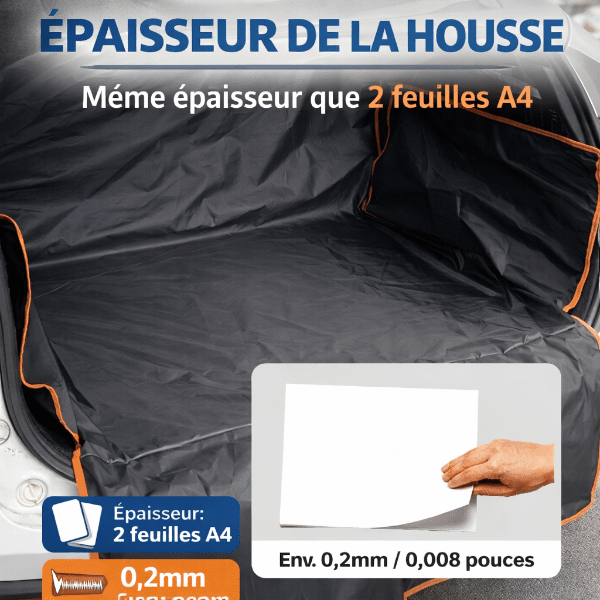 Housse dans un coffre de voiture avec insert montrant deux feuilles A4 pour illustrer l’épaisseur du matériau environ 0,2 mm.
