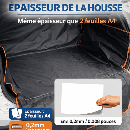 Housse dans un coffre de voiture avec insert montrant deux feuilles A4 pour illustrer l’épaisseur du matériau environ 0,2 mm.