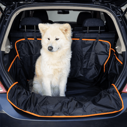 Chien blanc assis sur la housse installée dans le coffre d’un SUV, démontrant la couverture totale et l’espace disponible.