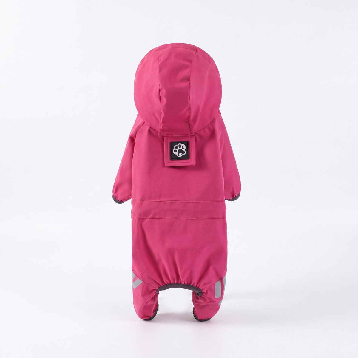 Imperméable rose pour chien à capuche présenté seul de dos avec son écusson patte, sur fond blanc