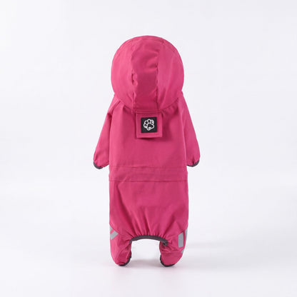 Imperméable rose pour chien à capuche présenté seul de dos avec son écusson patte, sur fond blanc