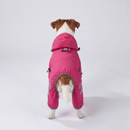 Jack Russell vu de dos avec un imperméable rose à capuche relevée, écusson patte et bandes réfléchissantes, en studio sur fond gris clair