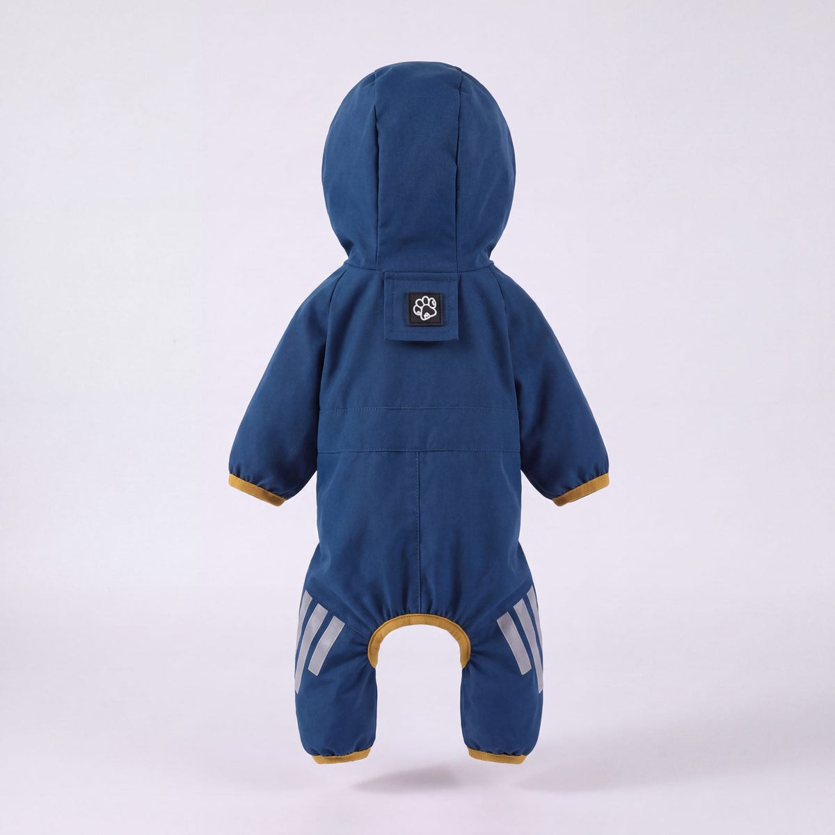 Imperméable chien bleu à capuche vu de dos avec écusson patte et bandes réfléchissantes