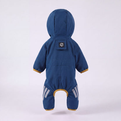 Imperméable chien bleu à capuche vu de dos avec écusson patte et bandes réfléchissantes